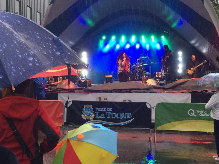 Jeudi Centreville le spectacle sera présenté à l'extérieur L’Écho de la Tuque Jeudi Centreville le spectacle sera présenté à l'extérieur L’Écho de la Tuque