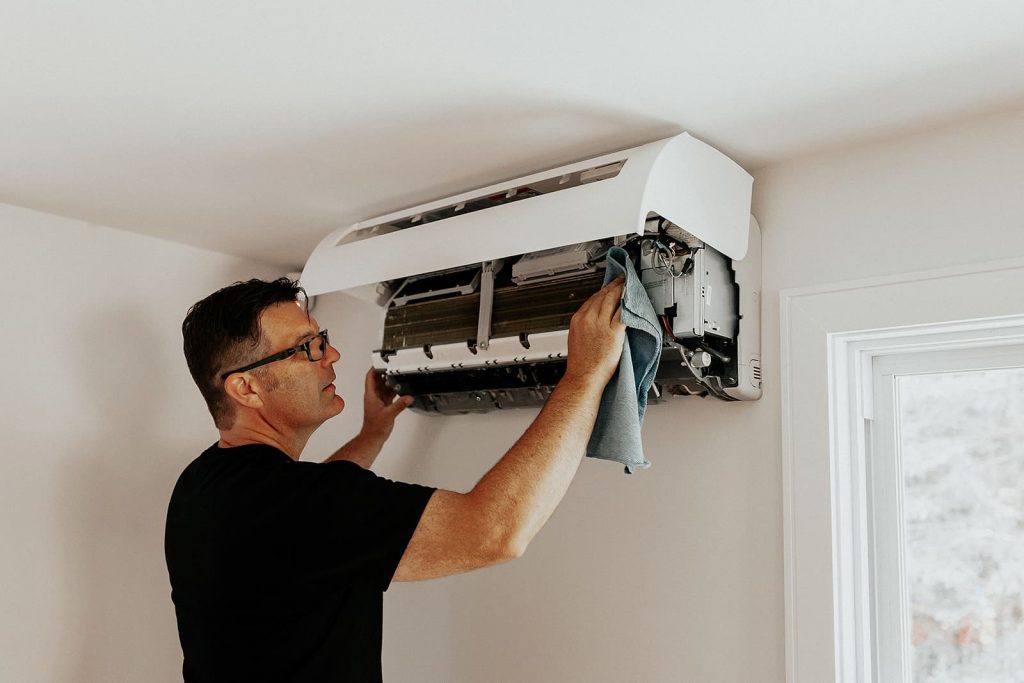 Océanick Nettoyage, compagnie de nettoyage professionnel à Québec. Expert en nettoyage qui nettoie une thermopompe murale dans une maison.