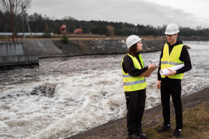 Professionnels en train d’analyser une zone avec des rives pour évaluer une meilleure gestion environnementale