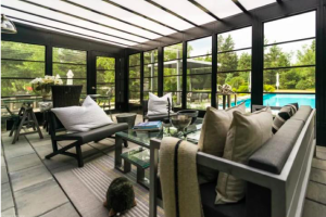 Solarium 3 saisons moderne à Sherbrooke, idéal pour savourer la lumière naturelle et la vue sur l’extérieur