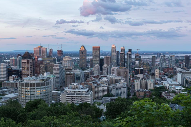 Vue sur la ville de Montréal avec des grandes tours